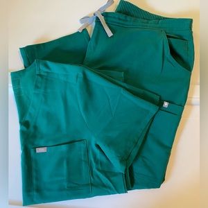 XL/Petite- Hunter Green Figs scrubs- like new condition